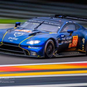 La LM GTE AM Aston Martin Vantage AMR Heart of Racing numéro 98 en haut du raidillon. Pilotes : James, Mancinelli, Riberas