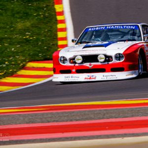 Voiture de course lors de SpaClassic en Belgique sur le circuit de Spa-Francorchamps